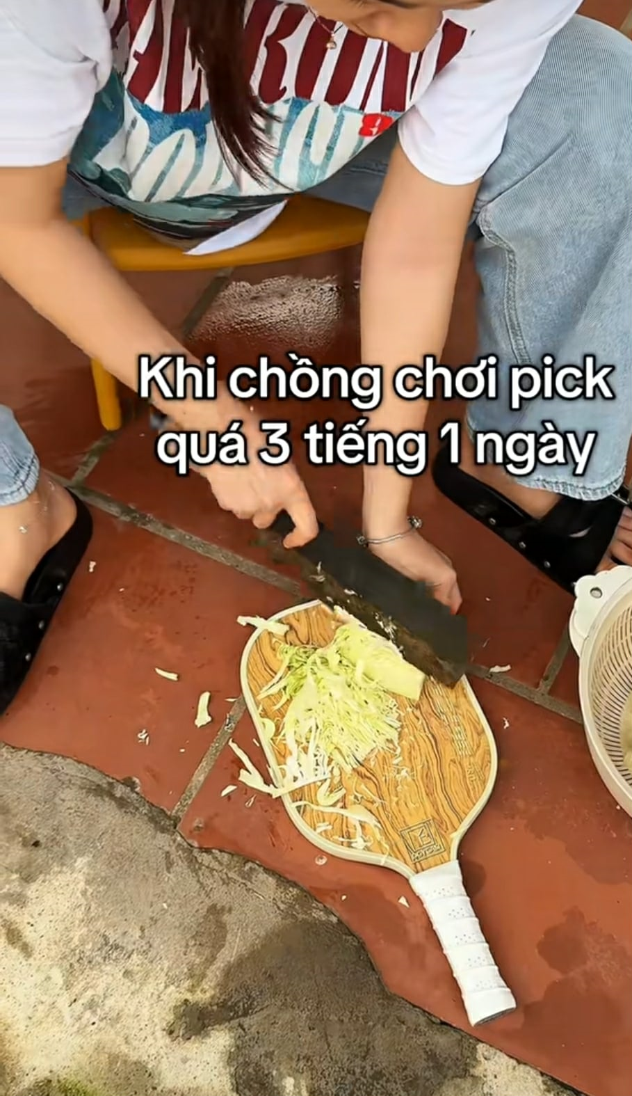 Chồng mải mê pickleball, vợ bực tức mang vợt ra làm thớt, nói một câu khiến chồng lặng người- Ảnh 2.