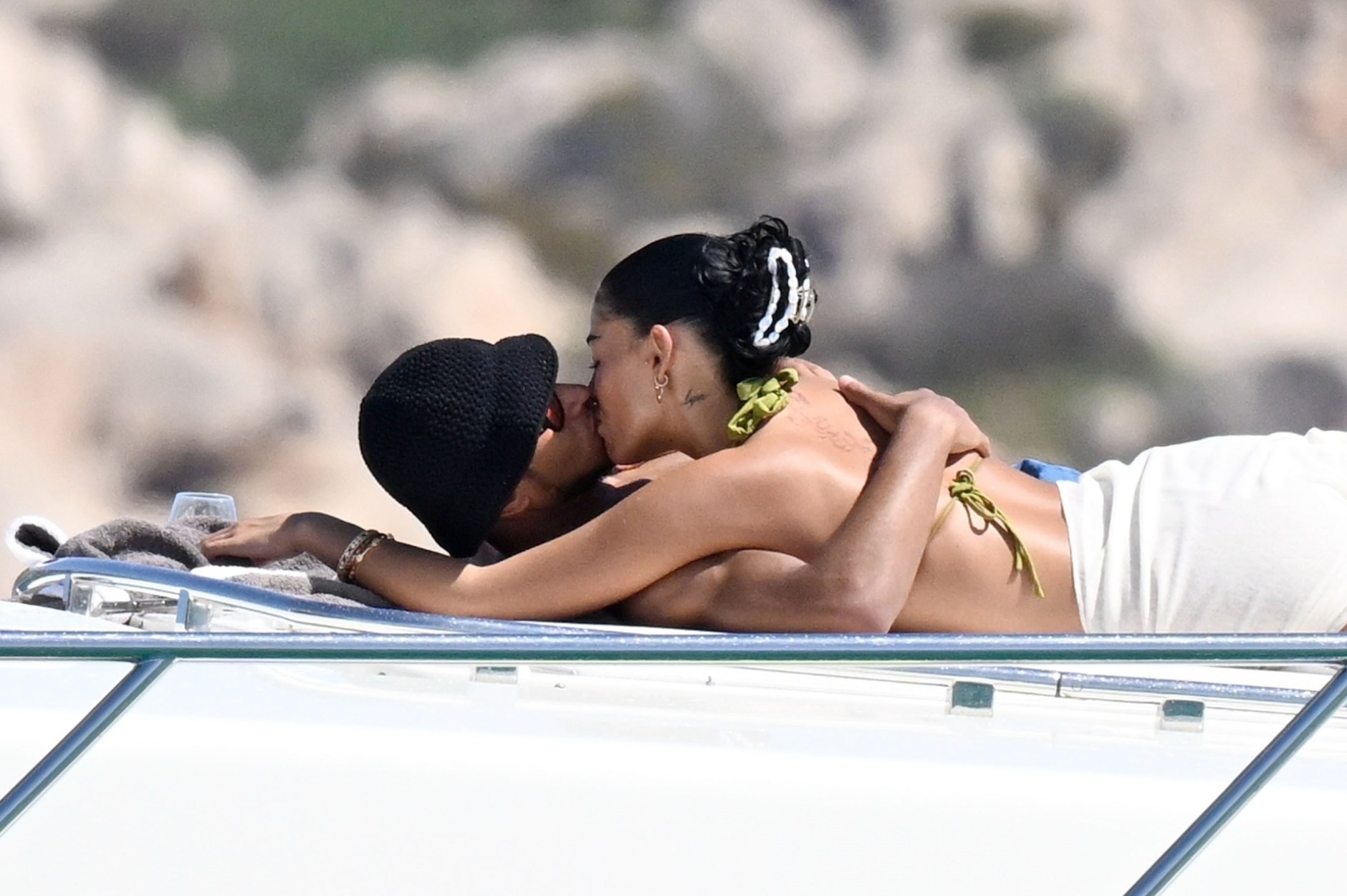 Paparazzi tóm dính cầu thủ nổi tiếng có hành động tình bể bình với người mẫu sexy trên du thuyền- Ảnh 3.