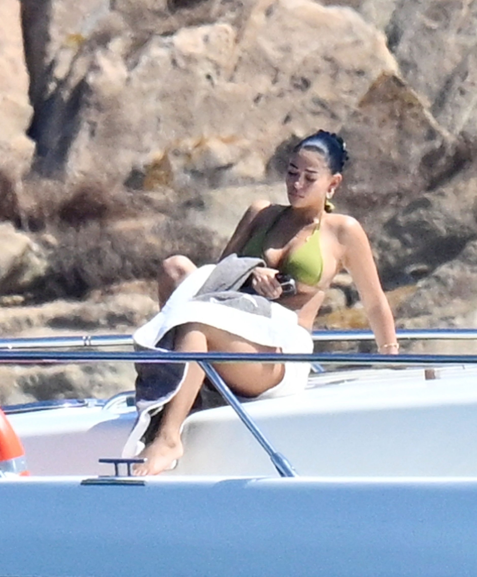 Paparazzi tóm dính cầu thủ nổi tiếng có hành động tình bể bình với người mẫu sexy trên du thuyền- Ảnh 2.