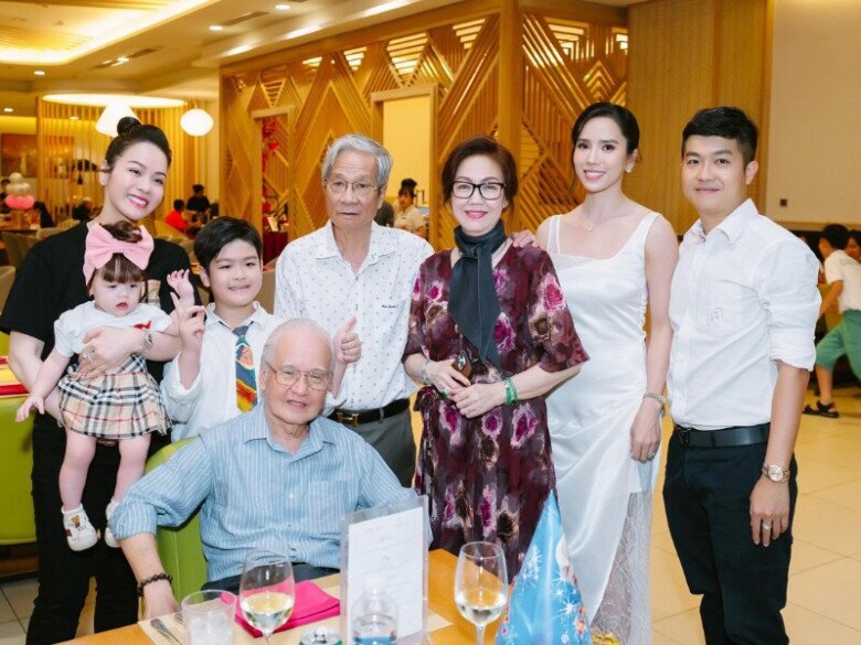 Khoảnh khắc Nhật Kim Anh chung khung hình với doanh nhân Bửu Lộc và Bella Mai.