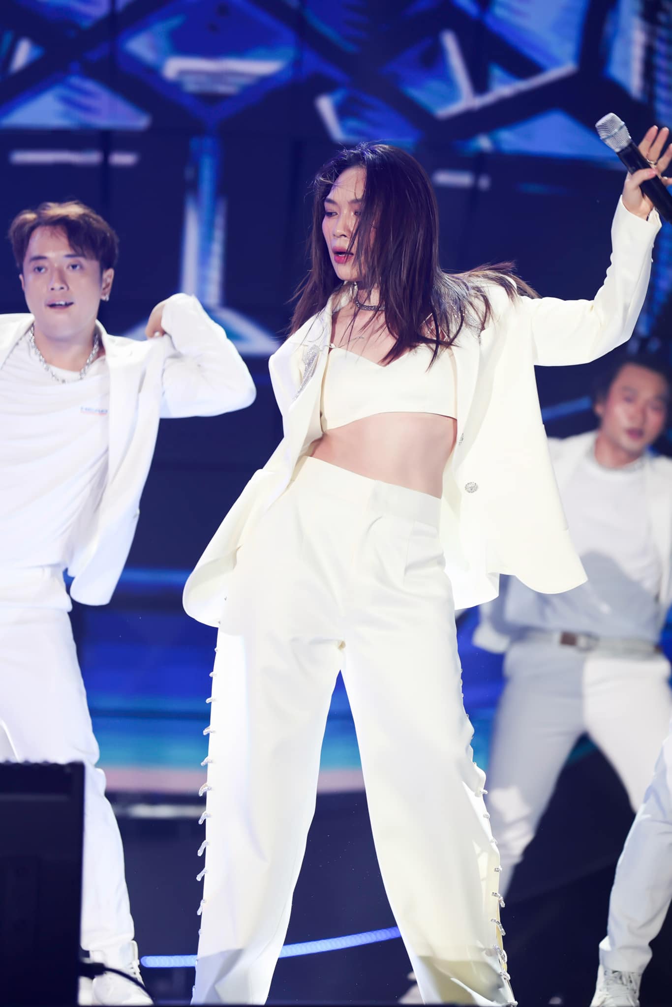 44 tuổi xinh đẹp lấp lánh, Mỹ Tâm không tập gym vẫn giữ dáng đỉnh chóp, xả stress bằng một game cực ngầu!- Ảnh 10.