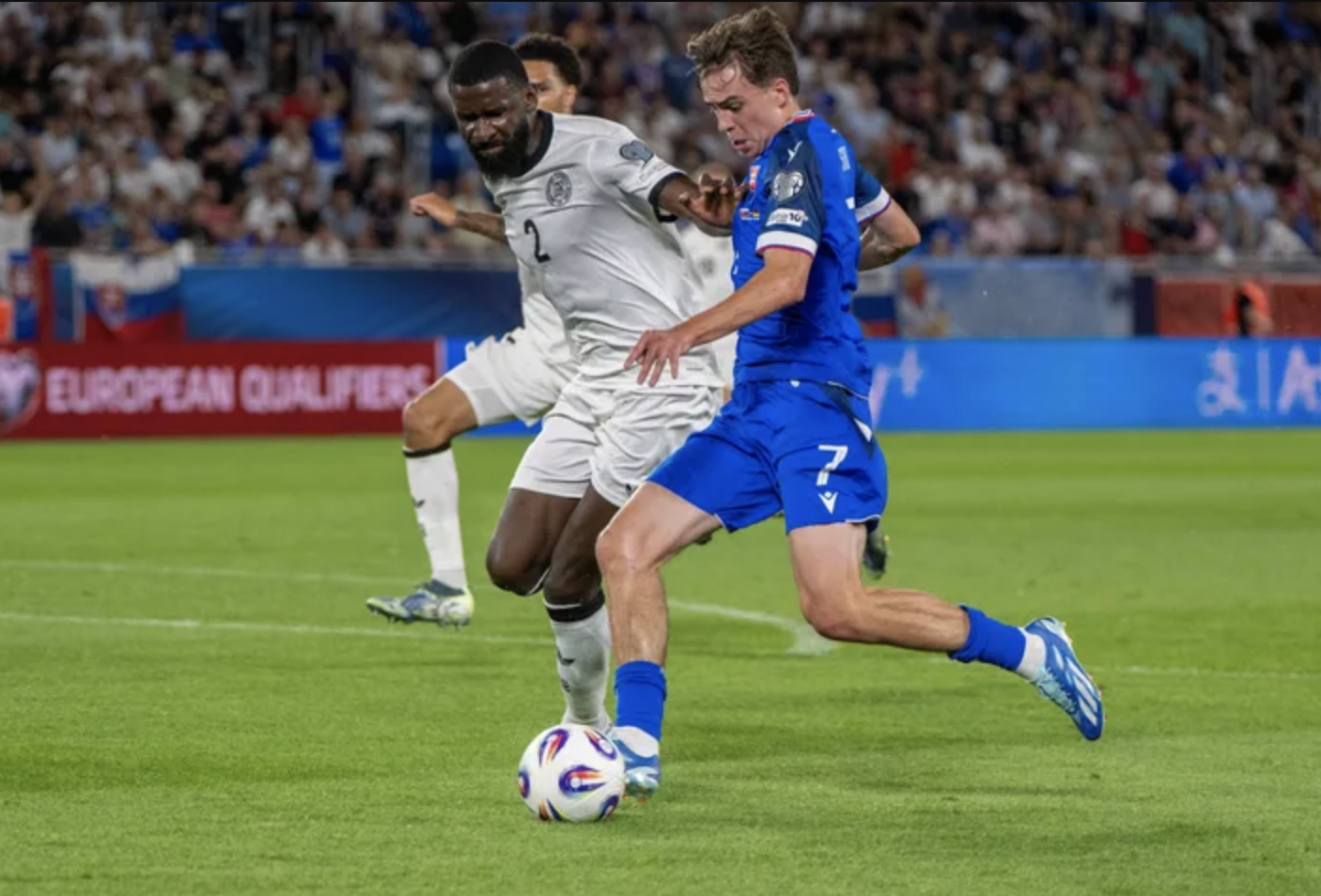 Địa chấn ở Bratislava, Slovakia quật ngã tuyển Đức vòng loại World Cup - Ảnh 2.