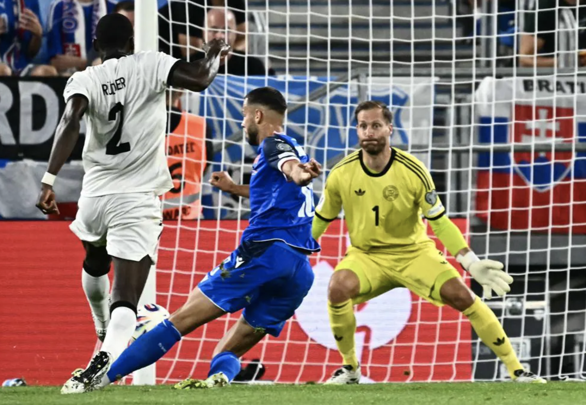 Địa chấn ở Bratislava, Slovakia quật ngã tuyển Đức vòng loại World Cup - Ảnh 3.