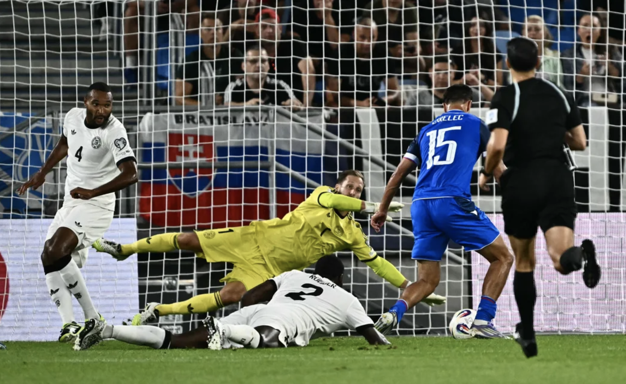 Địa chấn ở Bratislava, Slovakia quật ngã tuyển Đức vòng loại World Cup - Ảnh 4.