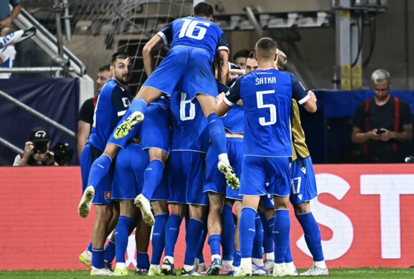 Địa chấn ở Bratislava, Slovakia quật ngã tuyển Đức vòng loại World Cup - Ảnh 6.