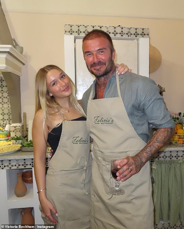 Mê mẩn ngắm tiểu thư Harper Beckham tuổi 14, làn da căng bóng, mặc tạp dề vào bếp cùng bố cũng xinh đẹp vô cùng!- Ảnh 2.