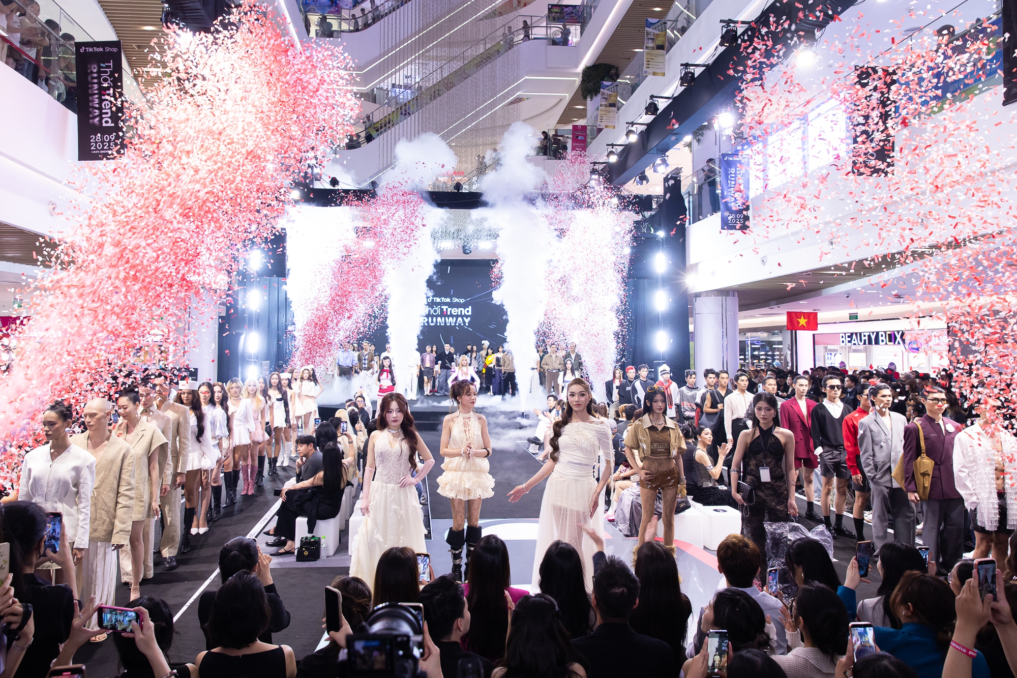 TikTok Shop Fashion Show: Khi sàn diễn không còn là “đặc quyền” của số ít- Ảnh 12.
