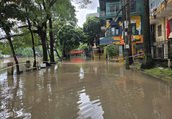 Nước sông Nhuệ đoạn qua Hà Đông tràn bờ, gây ngập khu dân cư sáng 1/10. Ảnh: Võ Hải