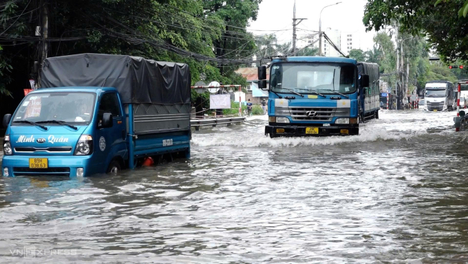 Đường Phùng Hưng, phường Thanh Liệt, tối nay vẫn ngập 0,3-0,5 m, kéo dài 300 m. Ảnh: Huy Mạnh