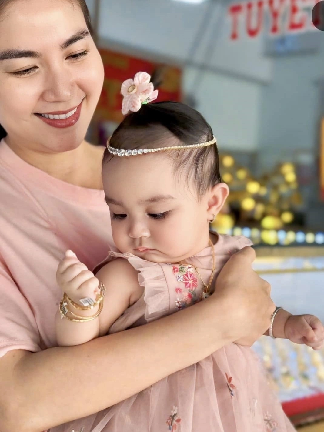 Kha Ly rất yêu chiều ái nữ, cho con gái đeo vàng vào ngày Lễ Thần tài.