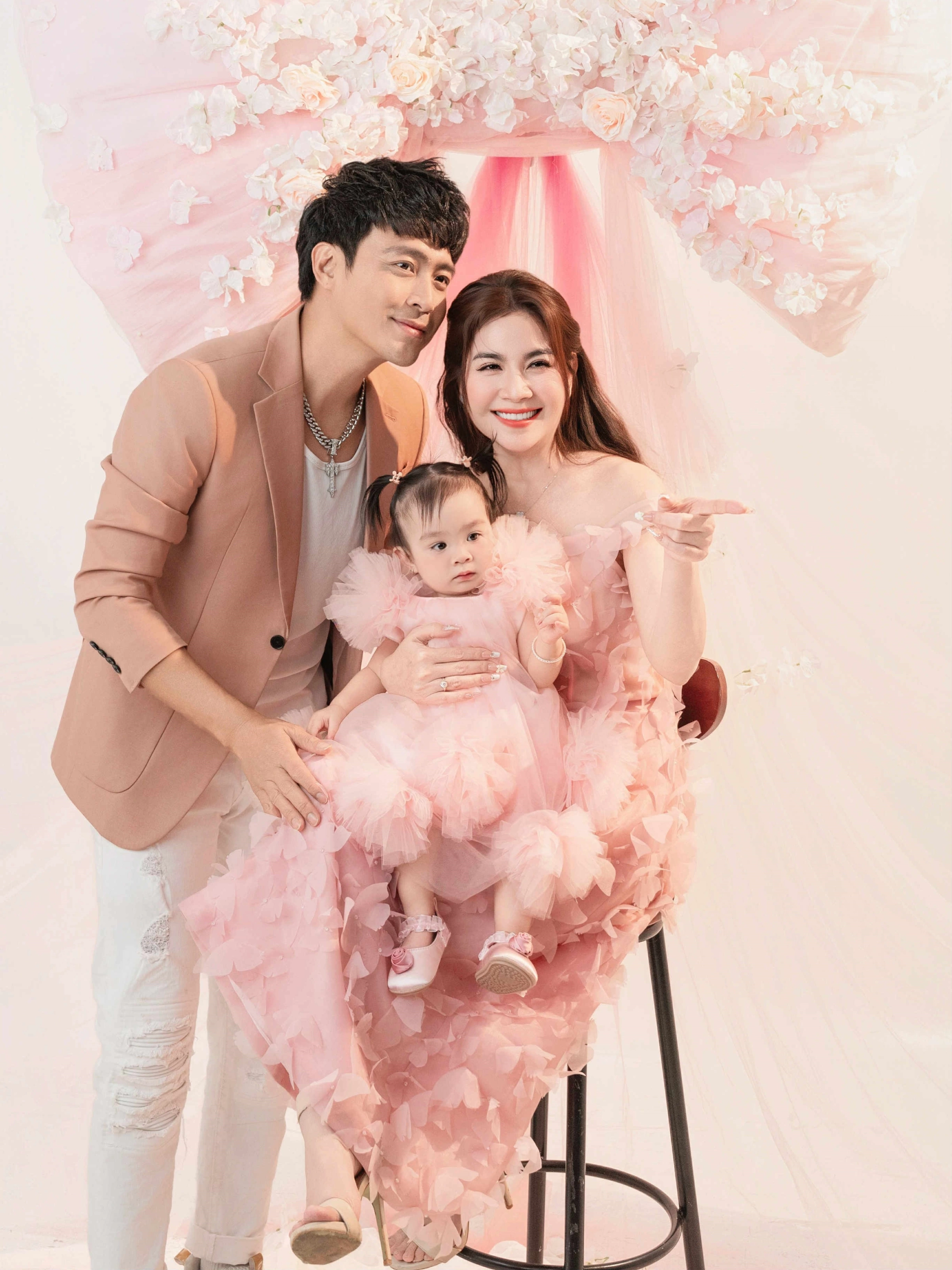 Kha Ly - Thanh Duy hạnh phúc đón con đầu lòng sau nhiều năm chờ đợi.