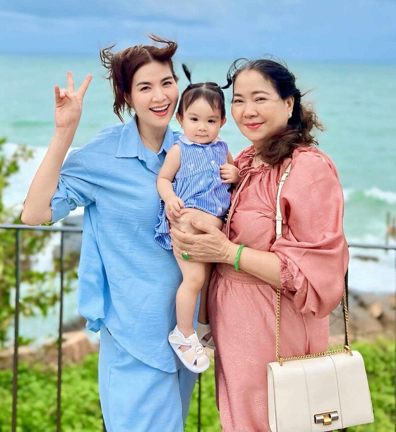 Kha Ly có nhiều nét giống mẹ ruột, thường đưa bà cùng đi du lịch.