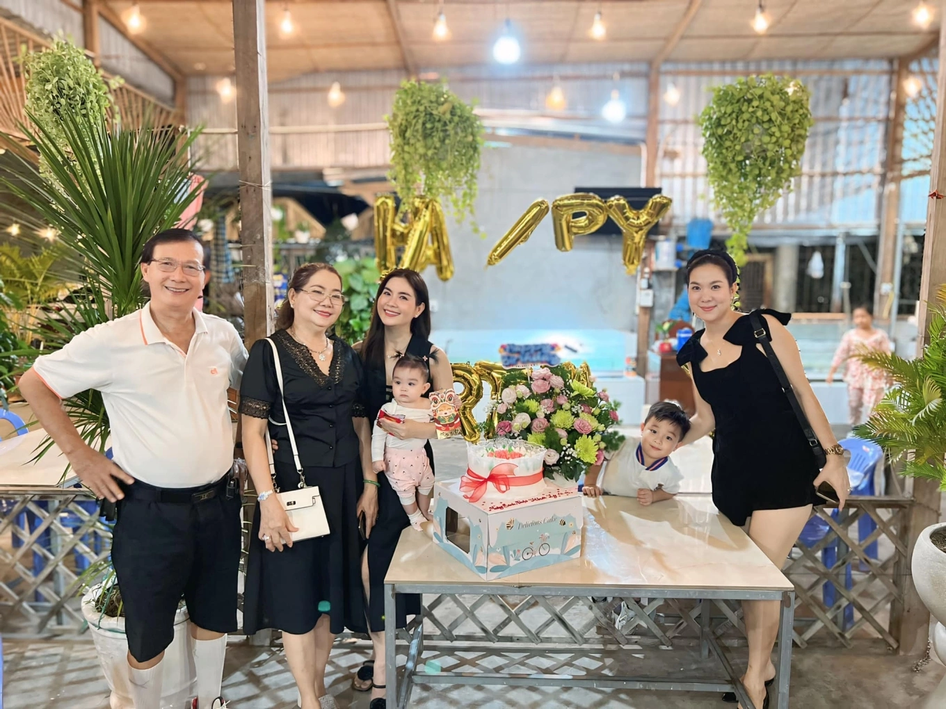 Nữ diễn viên quây quần bên người thân ở An Giang.