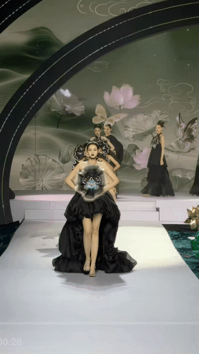 1759340350 834 MXH ran ran truoc le vu quy cua Hong va