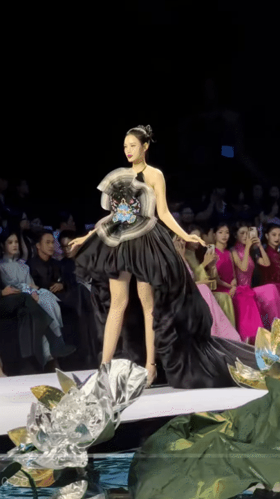 1759340352 766 MXH ran ran truoc le vu quy cua Hong va