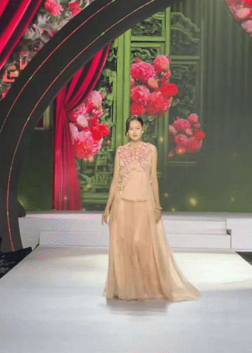 1759340367 732 MXH ran ran truoc le vu quy cua Hong va