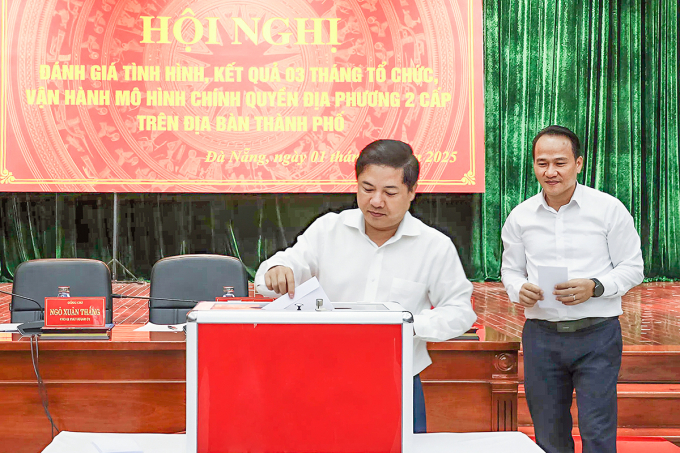 Bí thư Thành ủy Đà Nẵng Lương Nguyễn Minh Triết và Phó bí thư thường trực Nguyễn Đình Vĩnh phát động chương trình quyên góp ủng hộ các tỉnh chịu thiệt hại nặng nề của bão Bualoi. Ảnh: Đông Quang