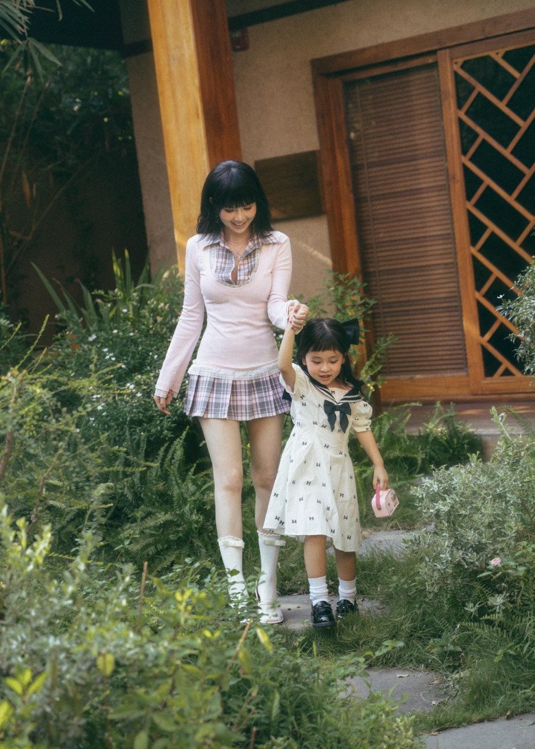 Ngọc Trinh chuyển 300 triệu vào tài khoản của UBTW Mặt trận Tổ quốc, khẳng định "không còn đếm tuổi bằng ồn ào" 9 Nhận nuôi bé He giúp Ngọc Trinh hiểu hơn về quá trình chăm sóc, nuôi dạy con.