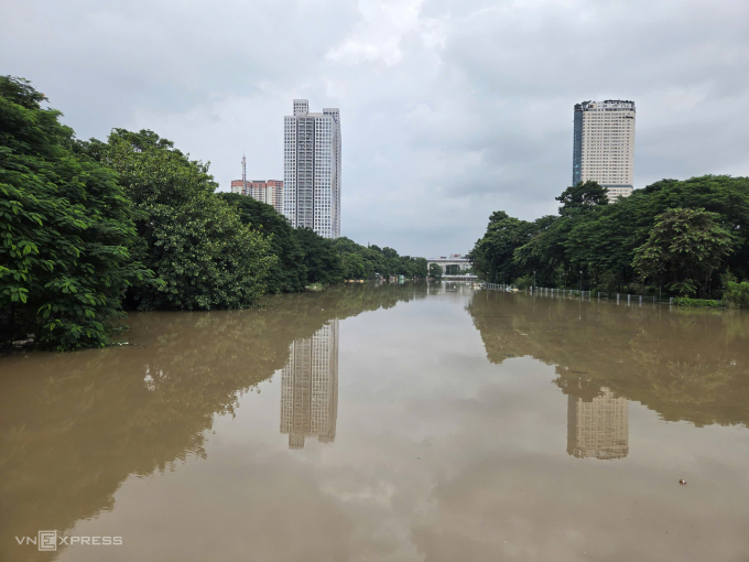 Nước tràn bờ sông Nhuệ, Hà Nội, sáng 1/10. Ảnh: Võ Hải