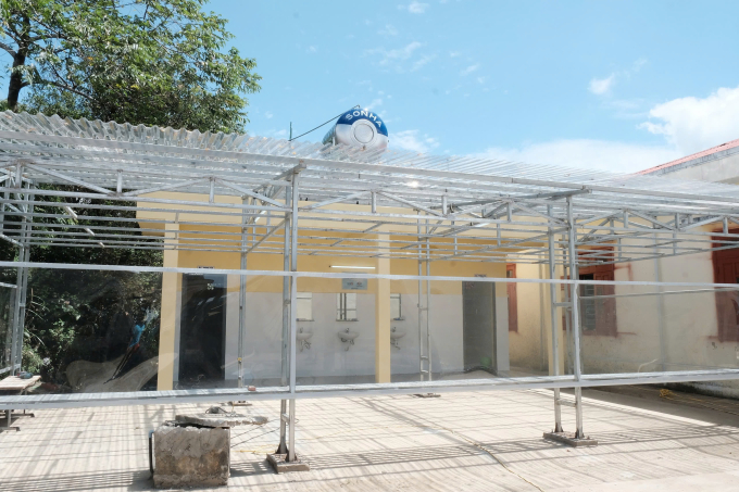 hía ngoài nhà tắm mới tại Trường PTDTBT Tiểu học Gari. Ảnh: Quỳnh Anh