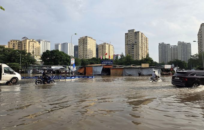 Phố Phan Quốc Trị, đoạn qua chợ Nam Trung Yên, chỗ ngập sâu nhất đến nửa bánh xe máy. Ảnh: Võ Hải