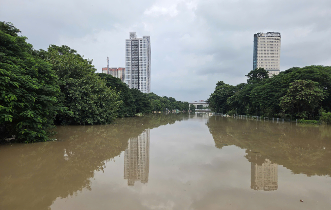 Sông Nhuệ đoạn cầu Đen, Hà Đông, nước dâng cao, tràn bờ lúc 10h hôm nay. Ảnh: Võ Hải