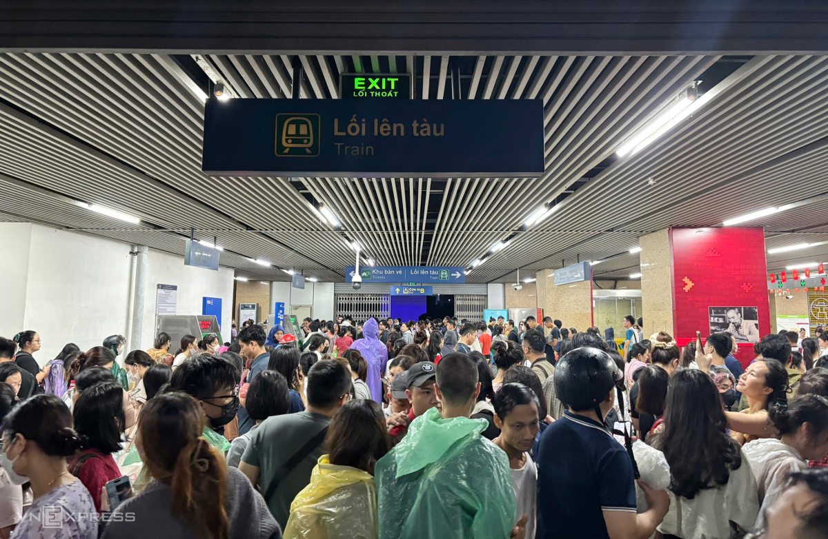 Người dân xếp hàng chờ mua vé metro ở ga Thượng Đình. Ảnh: Hoàng Giang