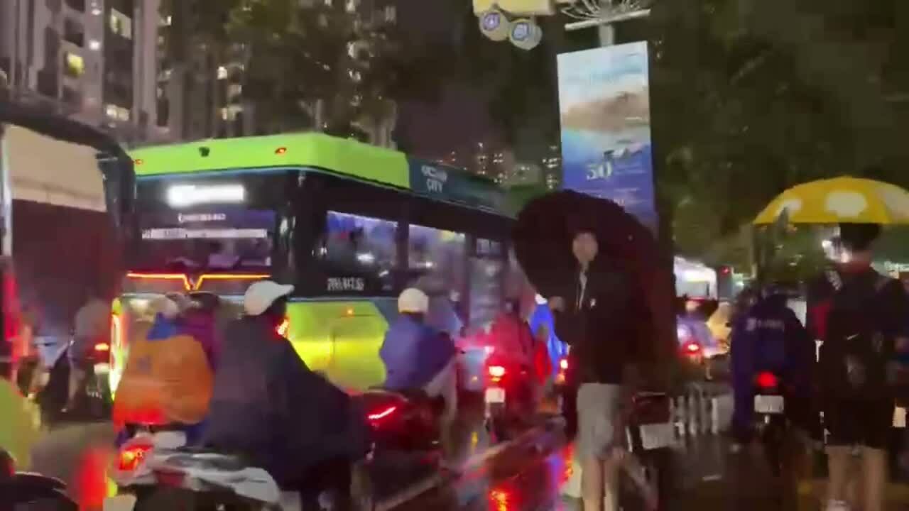 Người dân đi bộ 6 km về nhà