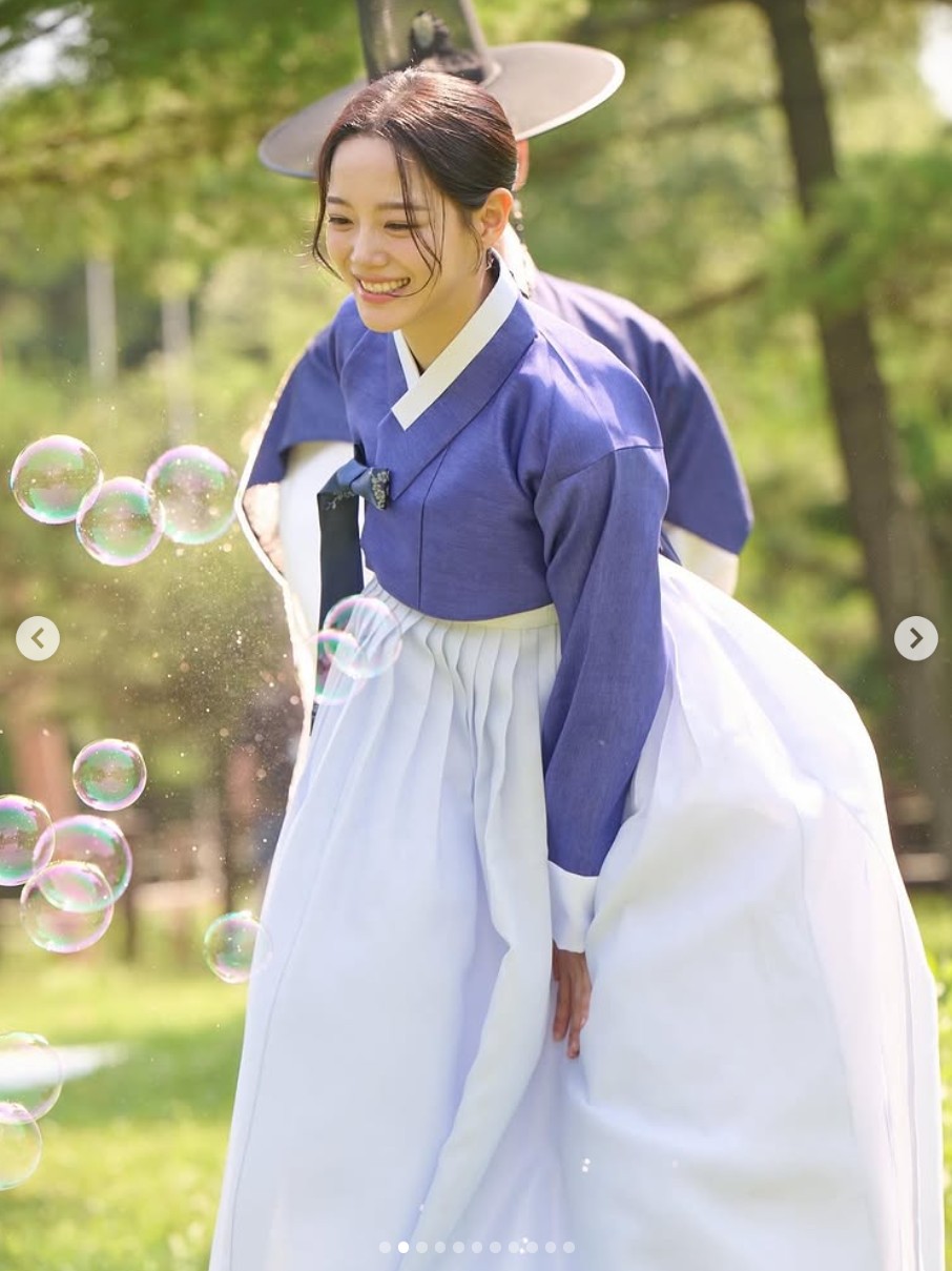 Tại sao mỹ nhân đẹp thế này mà bây giờ mới đóng cổ trang: Nhan sắc sáng bừng người gặp người yêu, hoa gặp hoa nở - Ảnh 4.