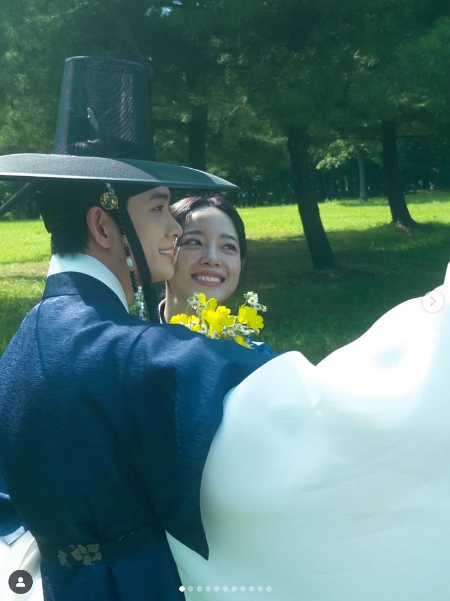 Tại sao mỹ nhân đẹp thế này mà bây giờ mới đóng cổ trang: Nhan sắc sáng bừng người gặp người yêu, hoa gặp hoa nở - Ảnh 7.