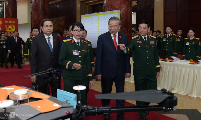 Tổng Bí thư Tô Lâm, Chủ tịch Quốc hội Trần Thanh Mẫn và Bộ trưởng Quốc phòng Phan Văn Giang tham quan một số sản phẩm công nghiệp quốc phòng. Ảnh: Hoàng Phong