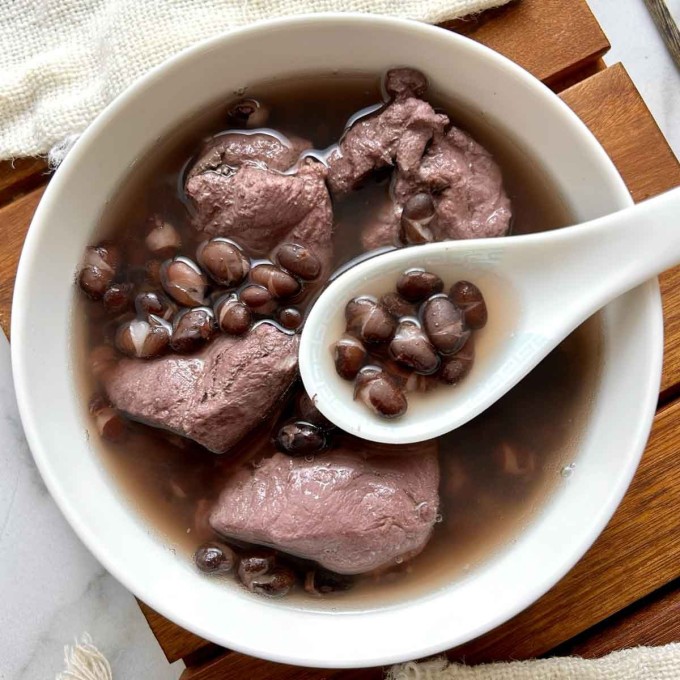 Đậu đen có thể chế biến thành các món mặn ăn vào bữa chính như hầm canh, nấu soup, trộn salad. Nên tránh chế biến đậu với nhiều đường, phụ gia, làm tăng lượng calo của món ăn.