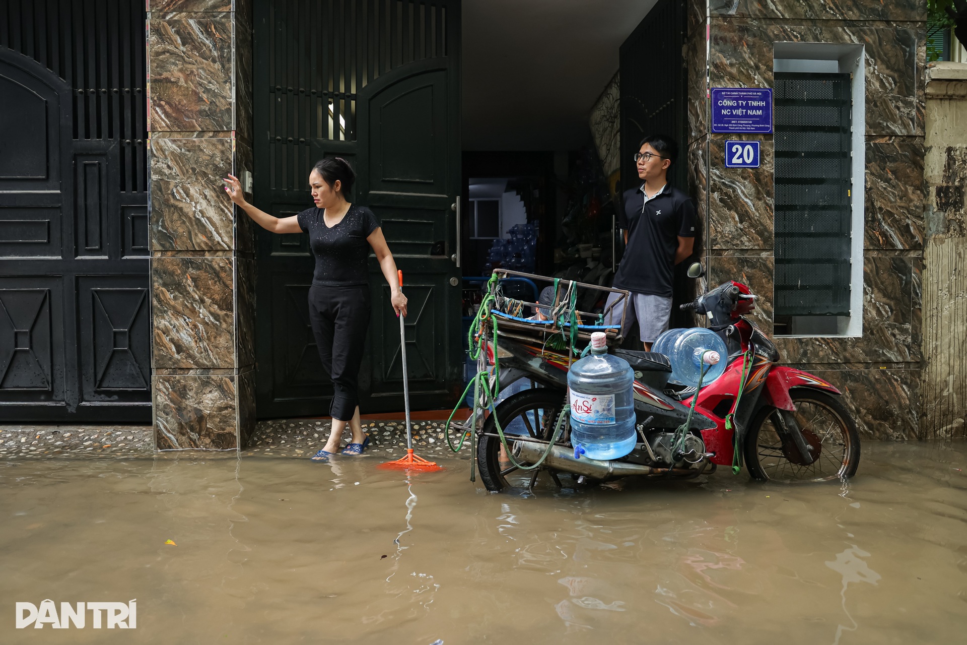 Người Hà Nội chật vật dọn nhà sau ngập, nhiều nơi nước vẫn chưa rút - 3