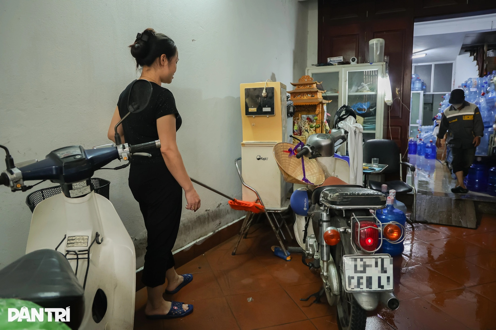 Người Hà Nội chật vật dọn nhà sau ngập, nhiều nơi nước vẫn chưa rút - 4