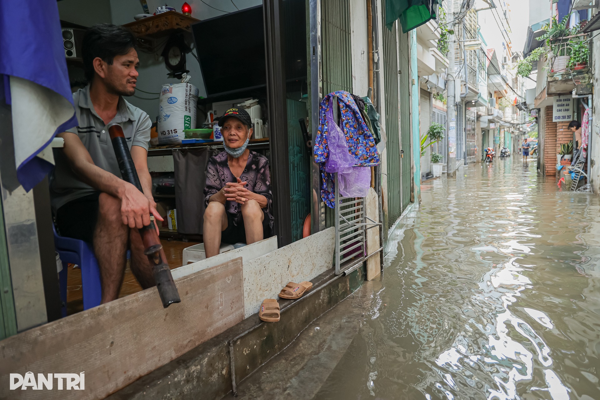 Người Hà Nội chật vật dọn nhà sau ngập, nhiều nơi nước vẫn chưa rút - 5