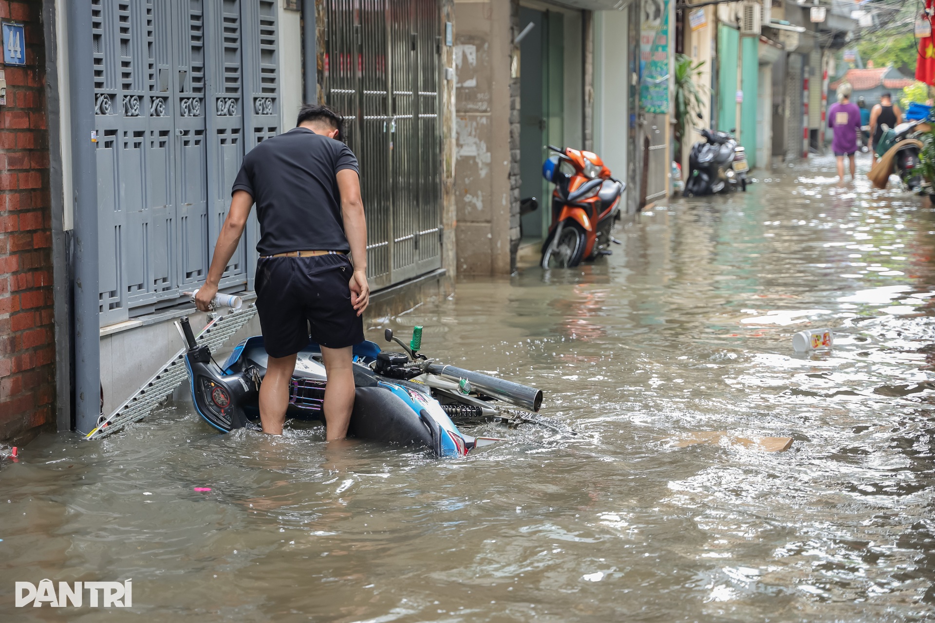 Người Hà Nội chật vật dọn nhà sau ngập, nhiều nơi nước vẫn chưa rút - 6