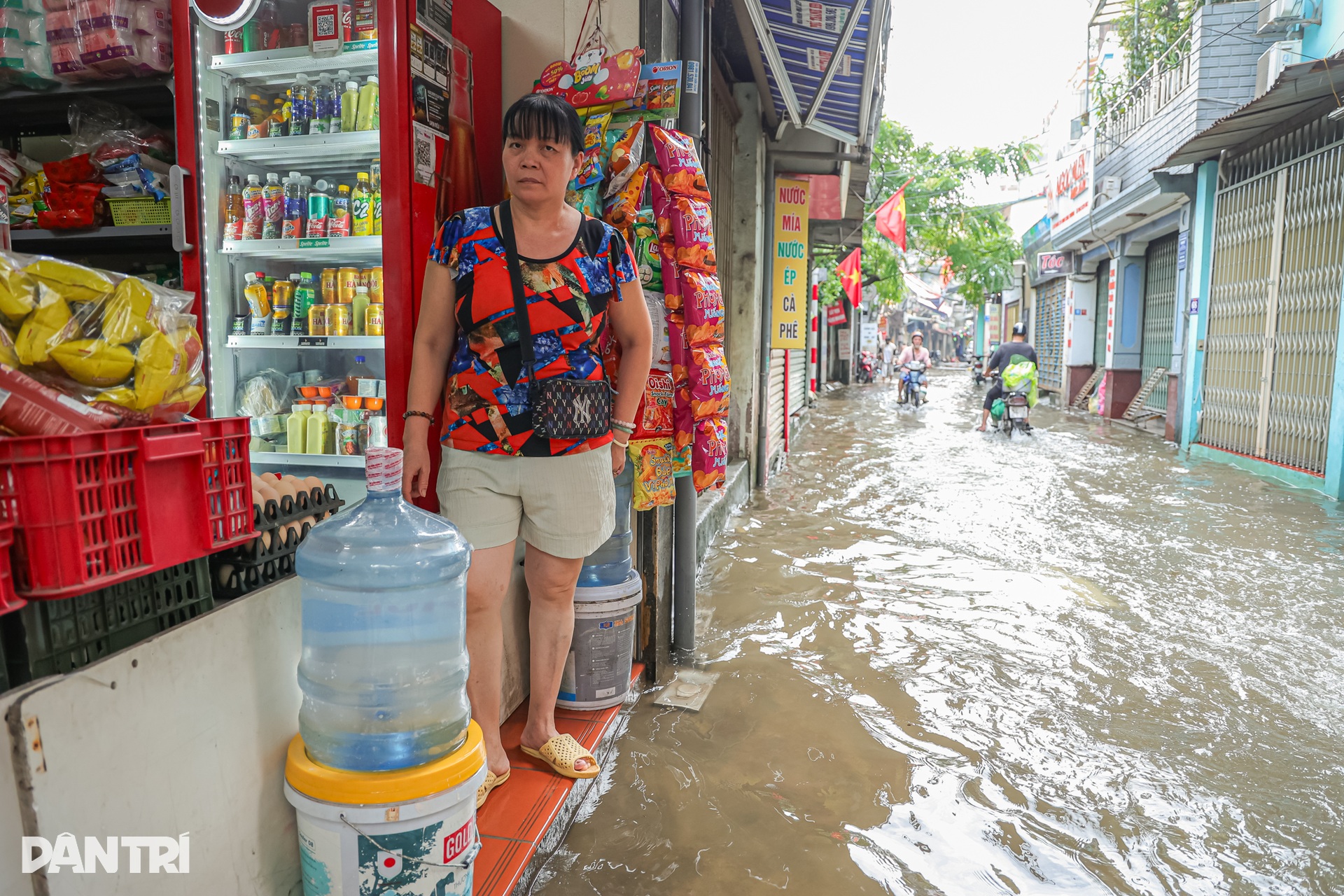 Người Hà Nội chật vật dọn nhà sau ngập, nhiều nơi nước vẫn chưa rút - 7