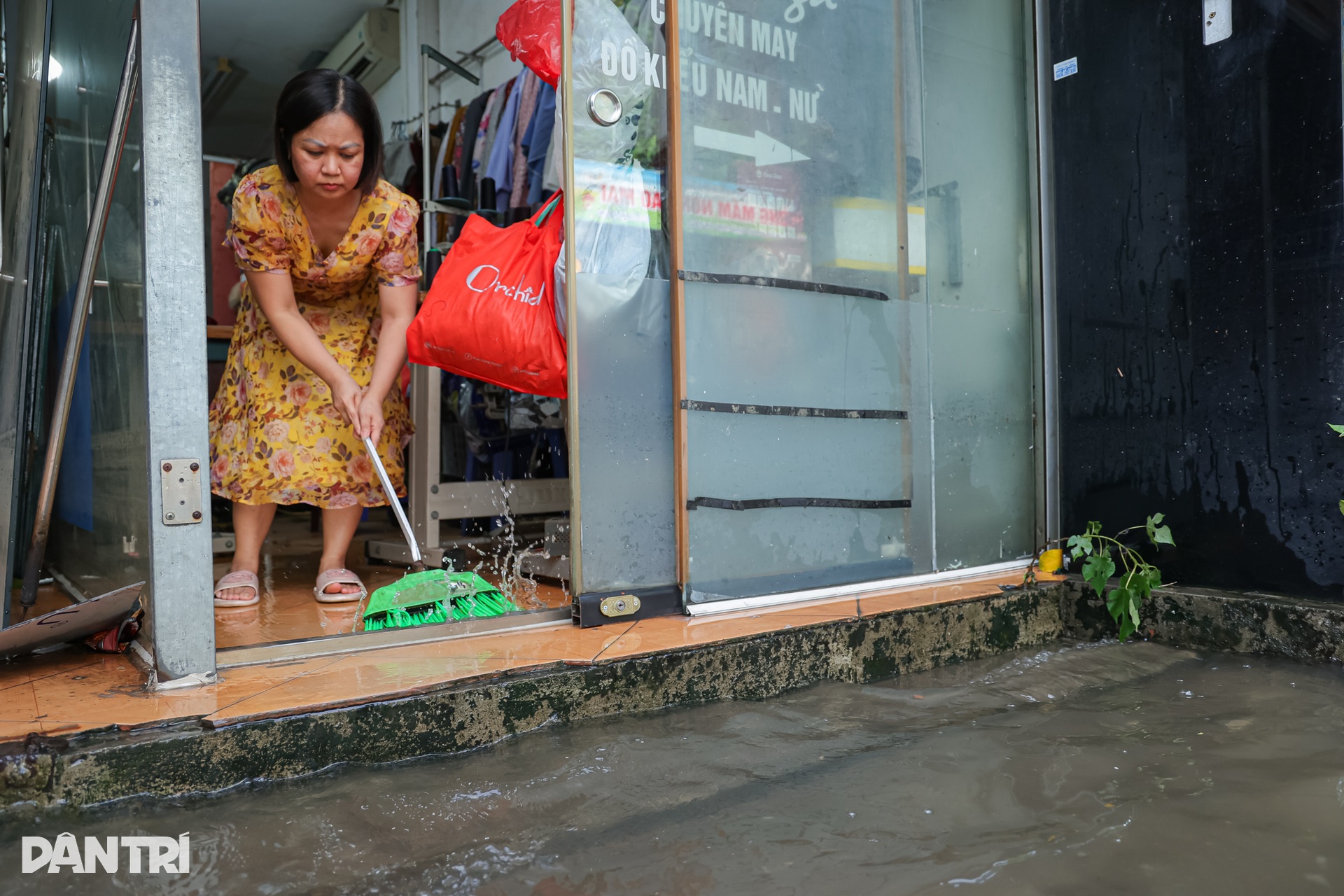 Người Hà Nội chật vật dọn nhà sau ngập, nhiều nơi nước vẫn chưa rút - 9