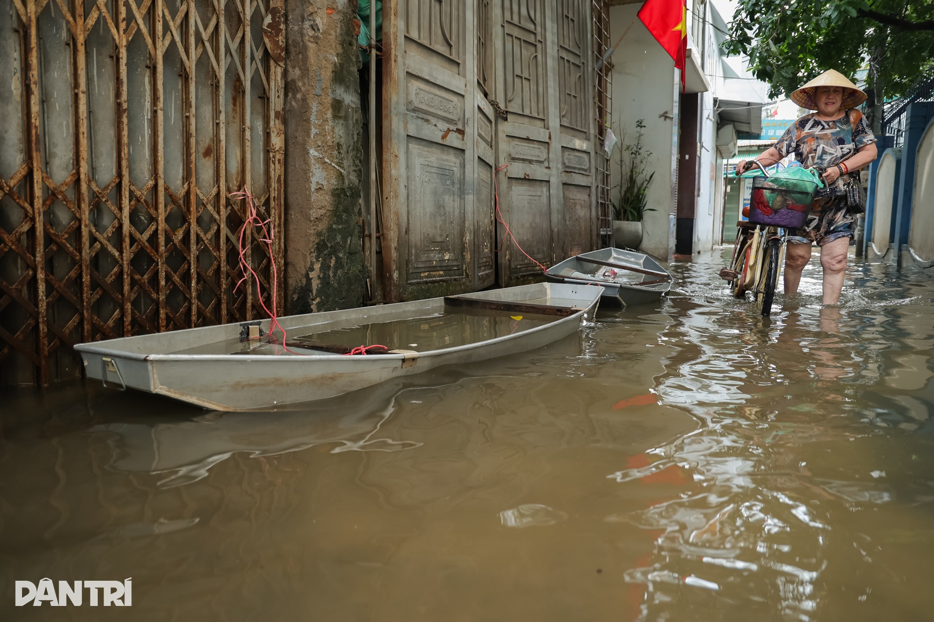 Người Hà Nội chật vật dọn nhà sau ngập, nhiều nơi nước vẫn chưa rút - 8