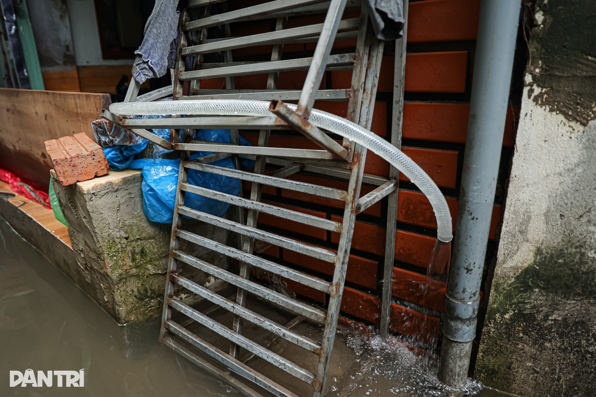 Người Hà Nội chật vật dọn nhà sau ngập, nhiều nơi nước vẫn chưa rút - 10