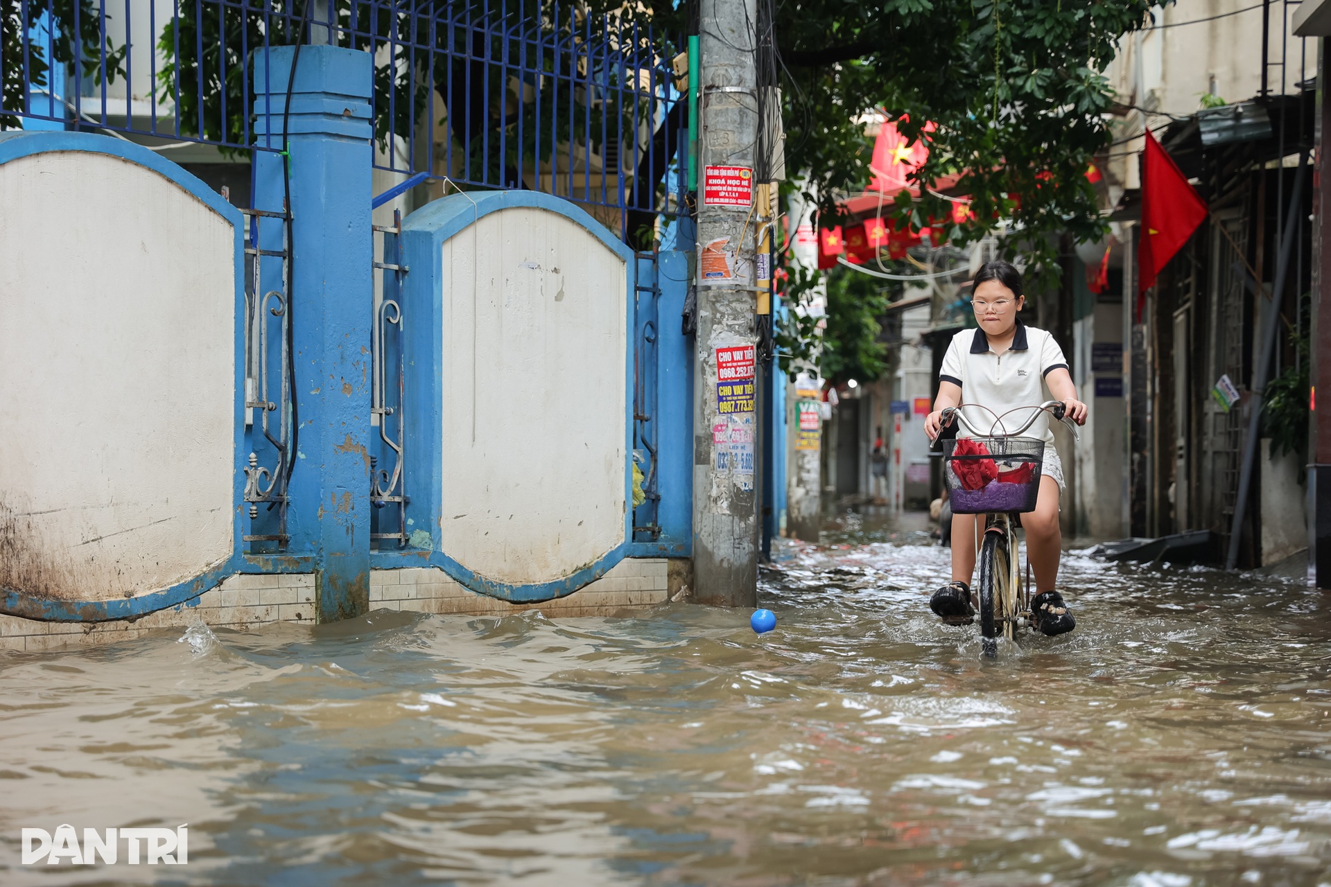 Người Hà Nội chật vật dọn nhà sau ngập, nhiều nơi nước vẫn chưa rút - 11