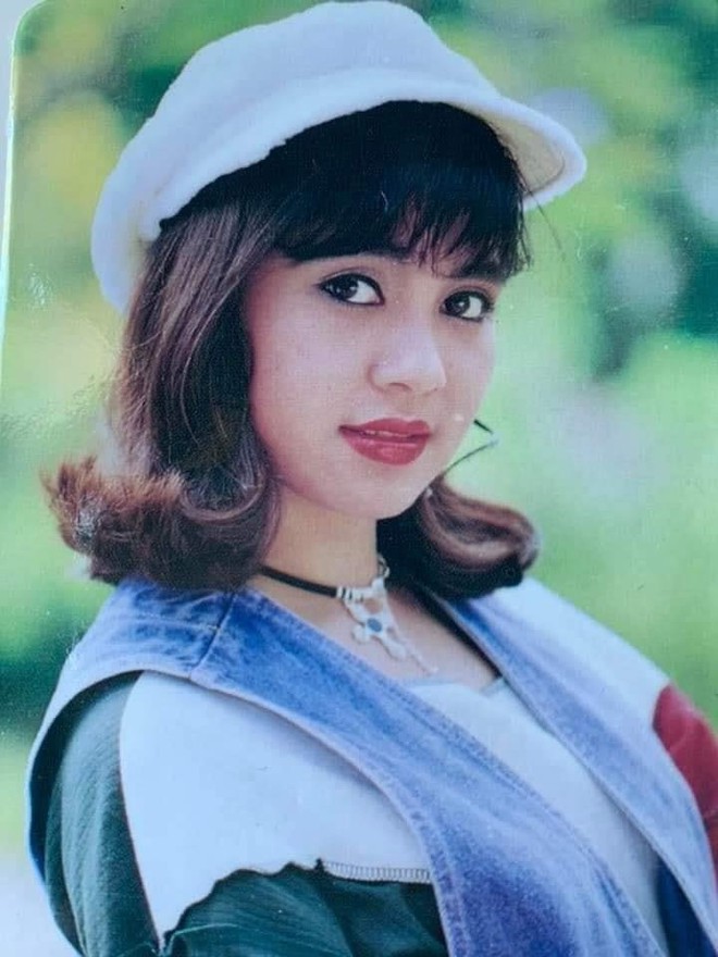 Việt Trinh bắt đầu toả sáng từ vai Oanh trong phim Ngọc Trong Đá (năm 1991) của đạo diễn Trần Cảnh Đôn. Với những vai diễn trong loạt phim ăn khách như: "Nước mắt học trò", "Sao em nỡ vội lấy chồng", "Đôi mắt người thương", "Vị đắng tình yêu 2", "Công tử Bạc Liêu", người đẹp lại càng gây được ấn tượng với khán giả nhờ lối diễn xuất thần và ngoại hình chuẩn nàng thơ. Đỉnh cao sự nghiệp của Việt Trinh phải kể đến vai Bạch Cúc trong "Người đẹp Tây đô" năm 1996.