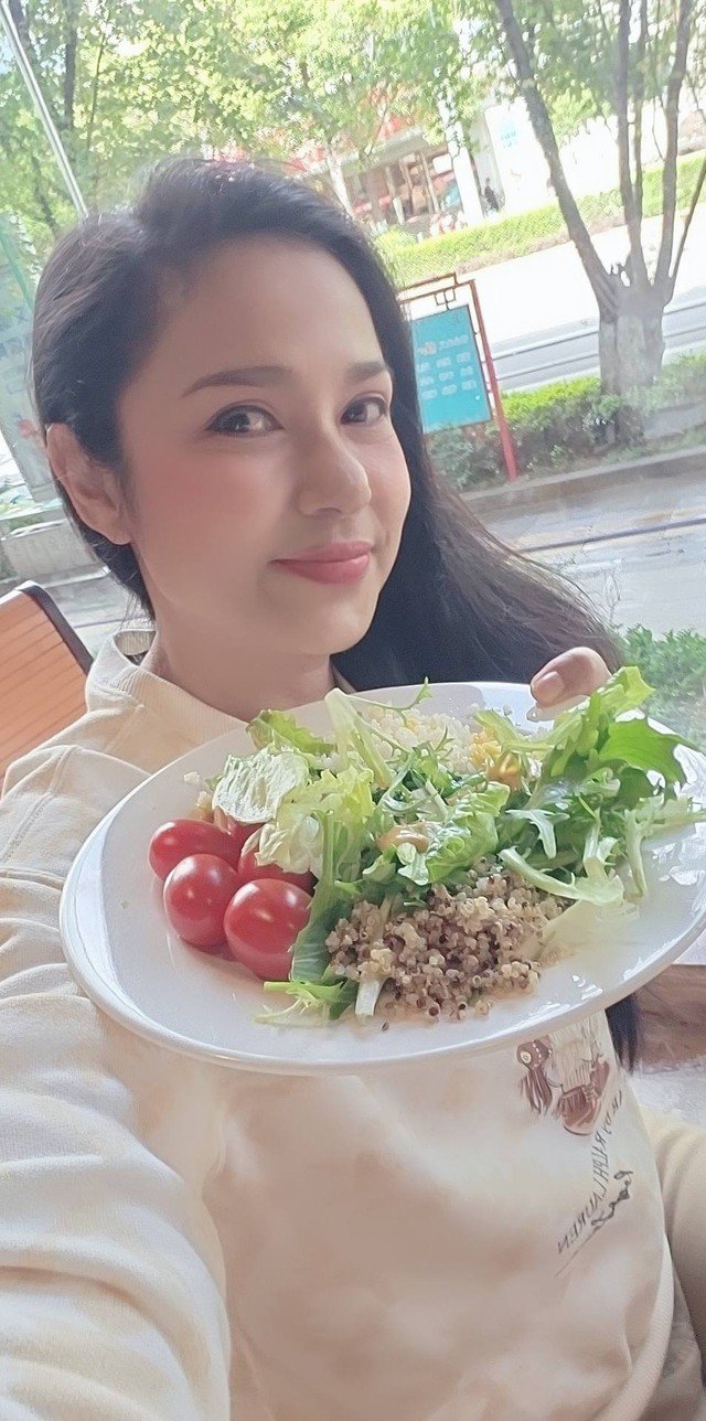 Việt Trinh thường xuyên chủ động thay đổi thực đơn liên tục theo ngẫu hứng để đỡ bị ngán. Để đỡ thèm đồ mặn, nhiều người chọn ăn các món chay nhưng làm giống món mặn nhưng Việt Trinh lại không có hứng thú ăn theo hình thức này và chọn ăn chay theo hình thức đơn giản.