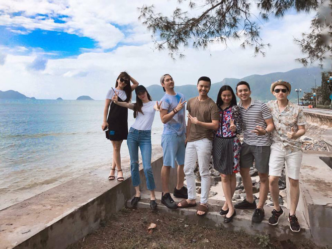 Hoài Lê sống kín tiếng, chỉ thỉnh thoảng tham gia vào các chuyến du lịch của gia đình và âm thầm ủng hộ em chồng.