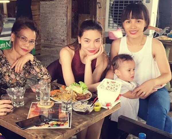 Khi cả hai xuất hiện với gương mặt gần như mộc mạc, nét tương đồng về nhan sắc càng trở nên rõ rệt.