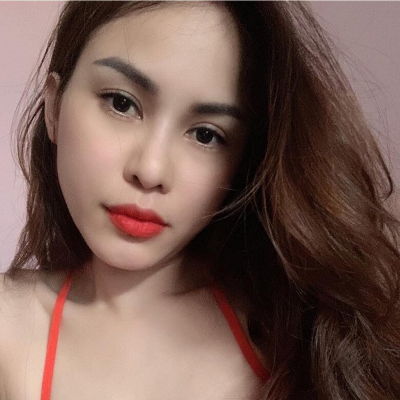 Hoài Lê xinh đẹp, sở hữu làn da trắng hồng mịn màng cùng gương mặt rạng rỡ, đầy sức sống.