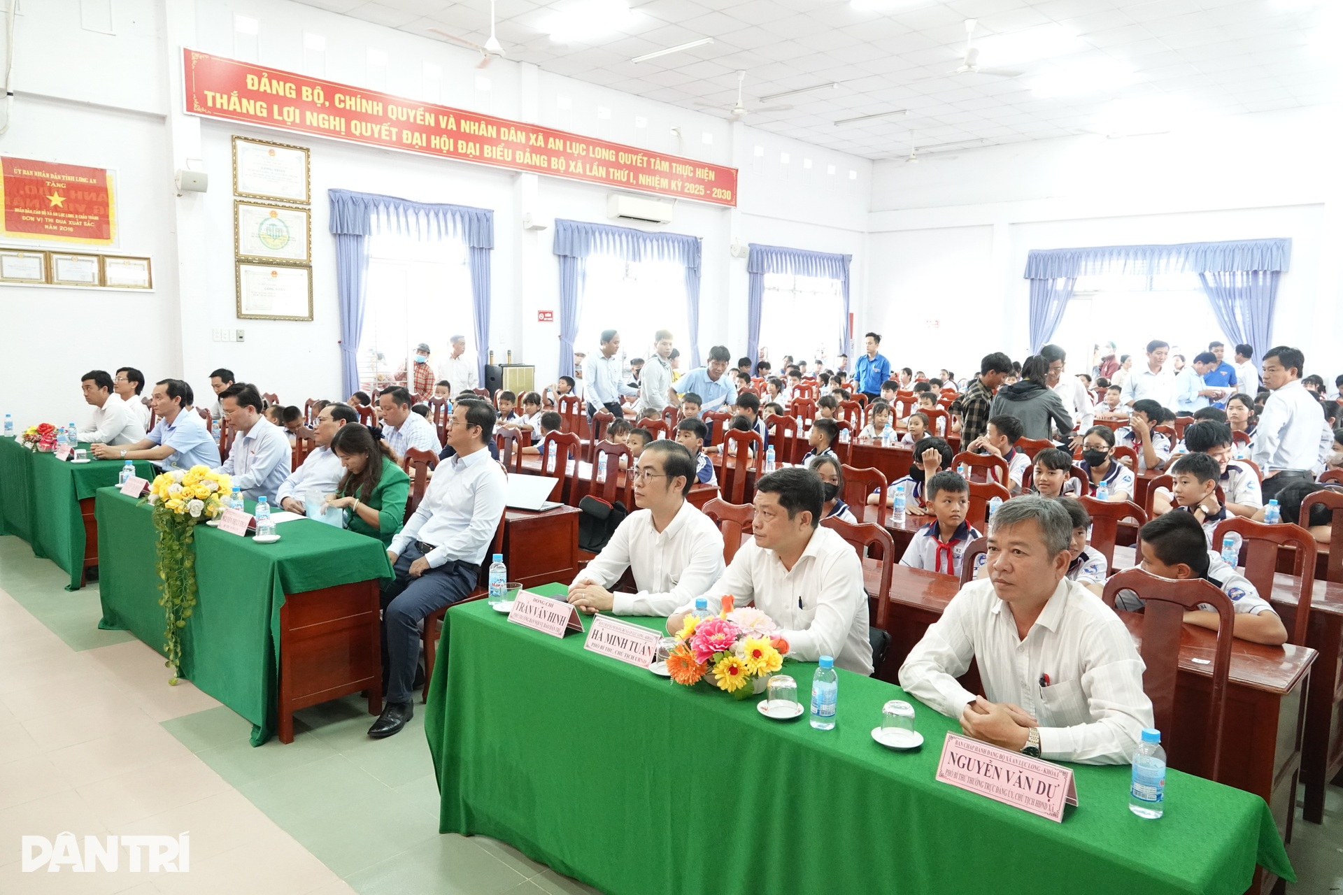 Tặng thẻ Bảo hiểm y tế và quà Trung thu đến học sinh khó khăn tỉnh Tây Ninh - 2 Tặng thẻ Bảo hiểm y tế và quà Trung thu đến học sinh khó khăn tỉnh Tây Ninh - 2