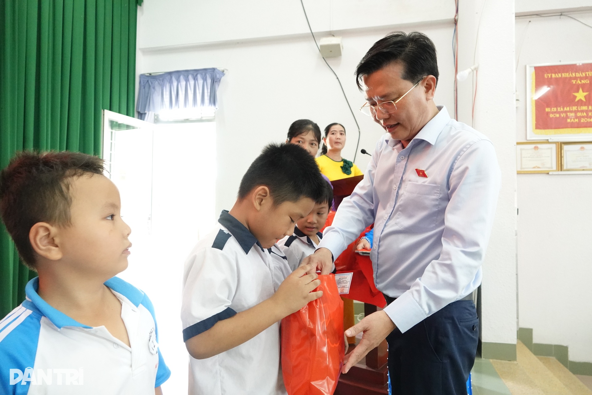 Tặng thẻ Bảo hiểm y tế và quà Trung thu đến học sinh khó khăn tỉnh Tây Ninh - 3 Tặng thẻ Bảo hiểm y tế và quà Trung thu đến học sinh khó khăn tỉnh Tây Ninh - 3