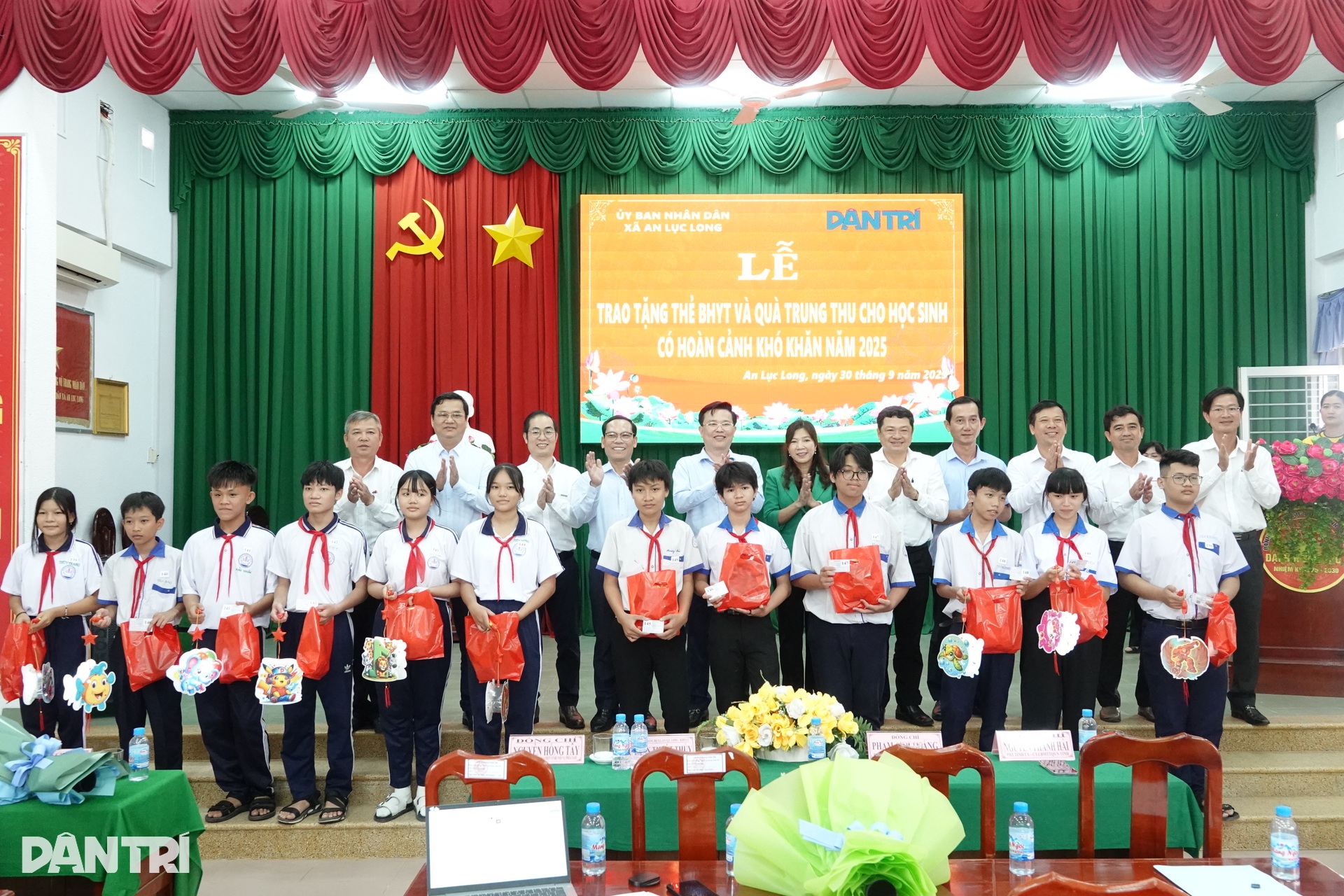 Tặng thẻ Bảo hiểm y tế và quà Trung thu đến học sinh khó khăn tỉnh Tây Ninh - 5 Tặng thẻ Bảo hiểm y tế và quà Trung thu đến học sinh khó khăn tỉnh Tây Ninh - 5