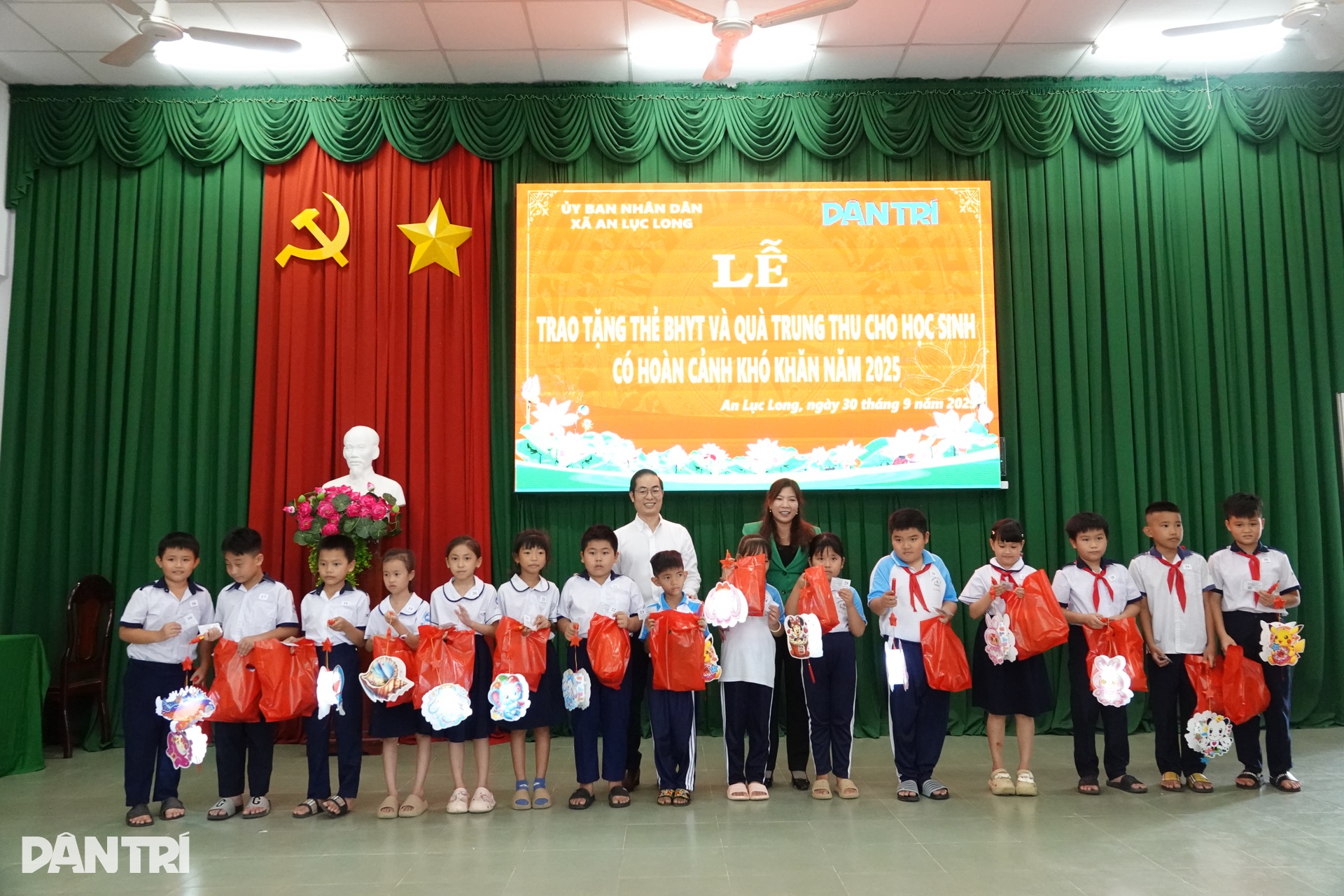 Tặng thẻ Bảo hiểm y tế và quà Trung thu đến học sinh khó khăn tỉnh Tây Ninh - 6 Tặng thẻ Bảo hiểm y tế và quà Trung thu đến học sinh khó khăn tỉnh Tây Ninh - 6